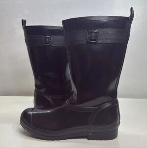 Black rain boots in winter